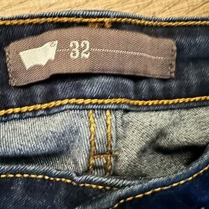Levi's Women's Jeans - Dark Blue

Fits more like a 30 8/10